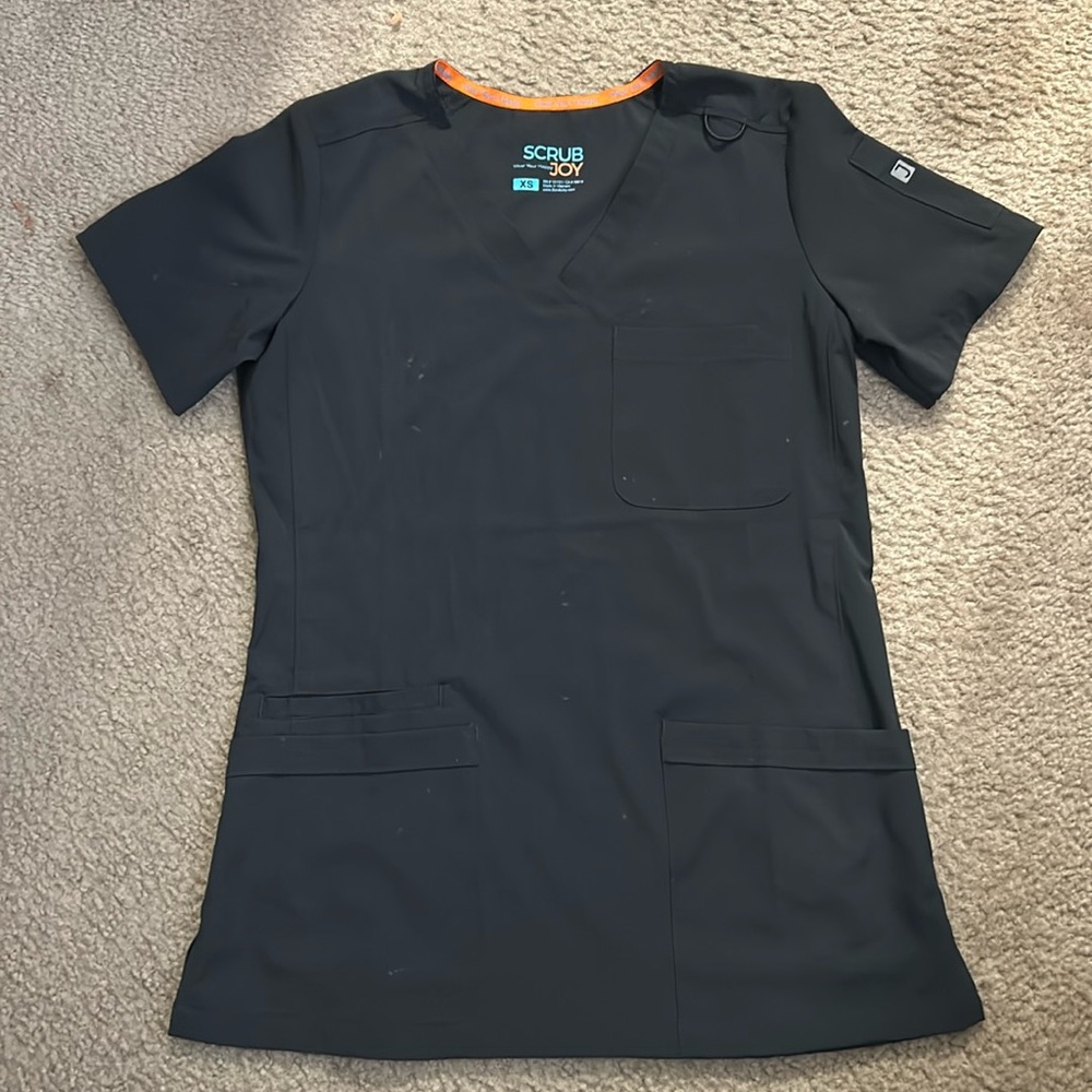 Scrub Joy 3 pocket top black